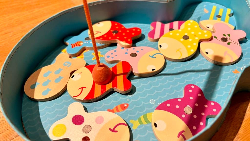 Magnetisch visspel met krasjes - 2 hengels, 12 vissen, Kinderen en Baby's, Speelgoed | Speeltafels, Gebruikt, Ophalen of Verzenden