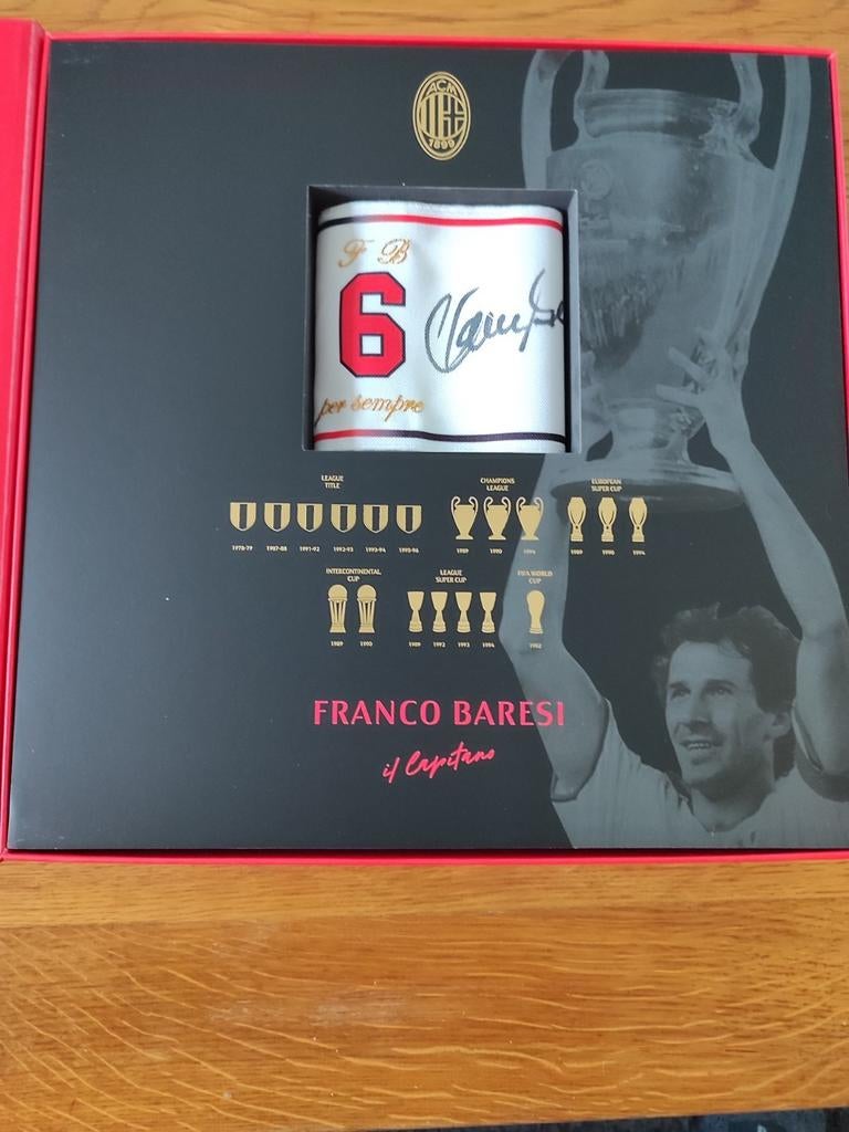 Brassard de capitaine signé par Franco Baresi dans une boîte, Sports & Fitness, Enlèvement ou Envoi, Neuf