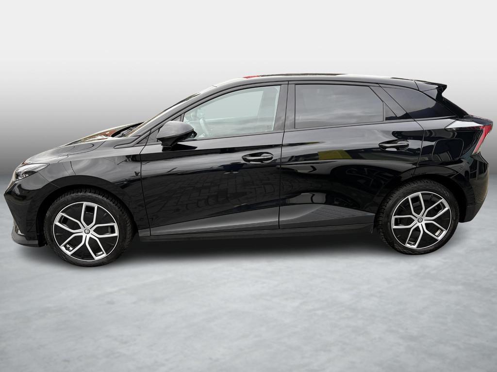 MG MG4 64 kWh Luxury, Auto's, MG, Automaat, Gebruikt, 1675 kg, Zwart