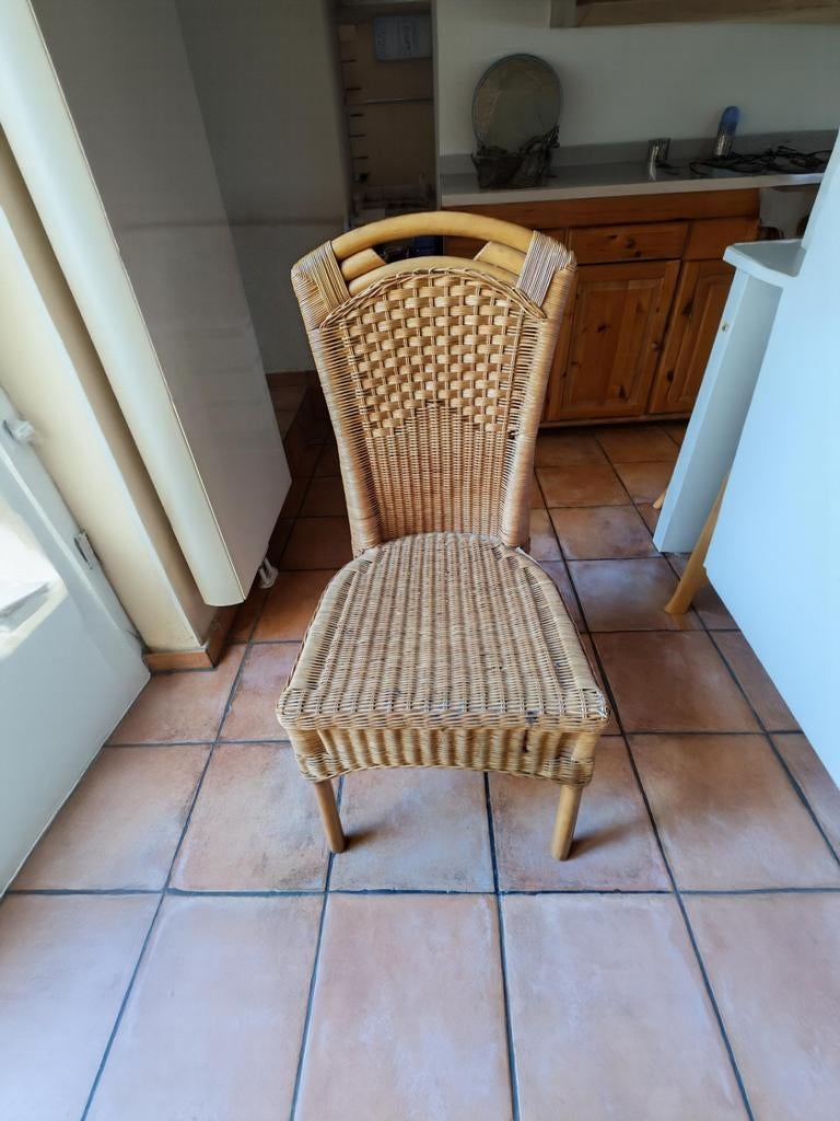 5 chaises en rotin, Enlèvement