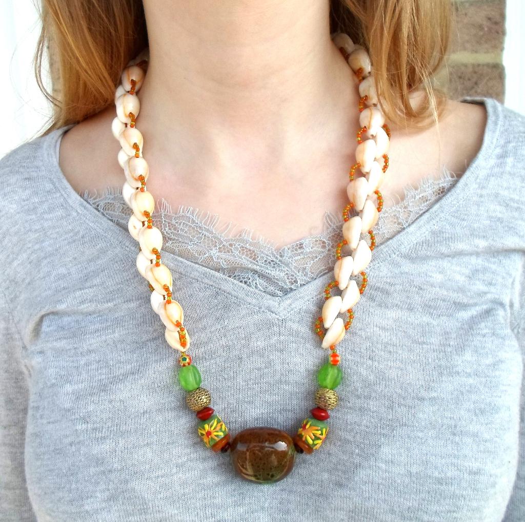 Nieuwe ketting in groene keramiek en kauri's schelpen, Ophalen of Verzenden, Nieuw, Groen, Steen of Mineraal