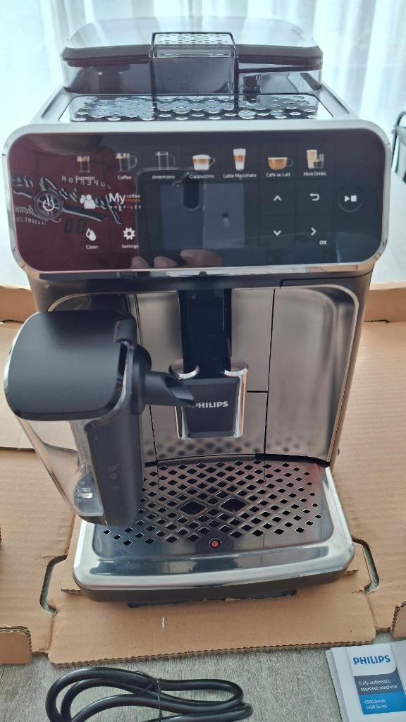 PHILIPS LatteGo Series 5400 Koffiemachine met aankoopbewijs, Elektronische apparatuur, Ophalen, Zo goed als nieuw, Koffiemachine