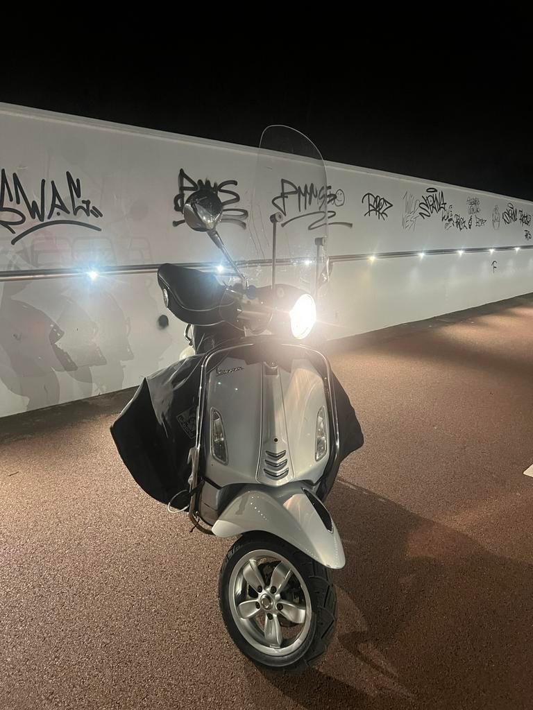 Vespa primavera 2015 A-klasse, Fietsen en Brommers, Ophalen, Gebruikt, Klasse A (25 km/u), Benzine