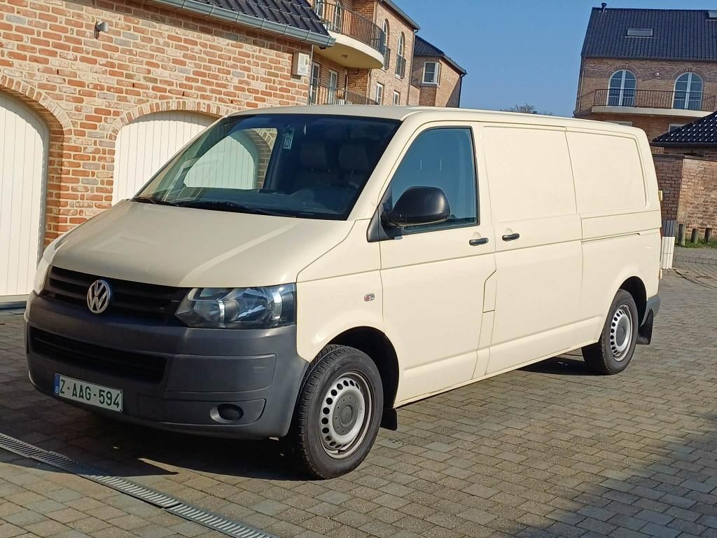 VW T5 UTILITAIRE CHASSIS LONG, Auto's, Volkswagen, Voorwielaandrijving, Euro 5, Zwart, 4 cilinders