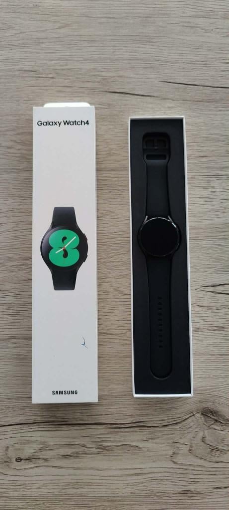 Samsung Galaxy Watch4 (Zwart) - Nieuw in doos, Handtassen en Accessoires, Smartwatches, Zwart, Nieuw, Ophalen of Verzenden, Waterdicht