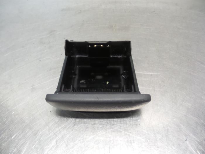 Cendrier avant d'un Toyota Yaris (Yaris 1 00-), -, 3 mois de garantie, Toyota, Utilisé