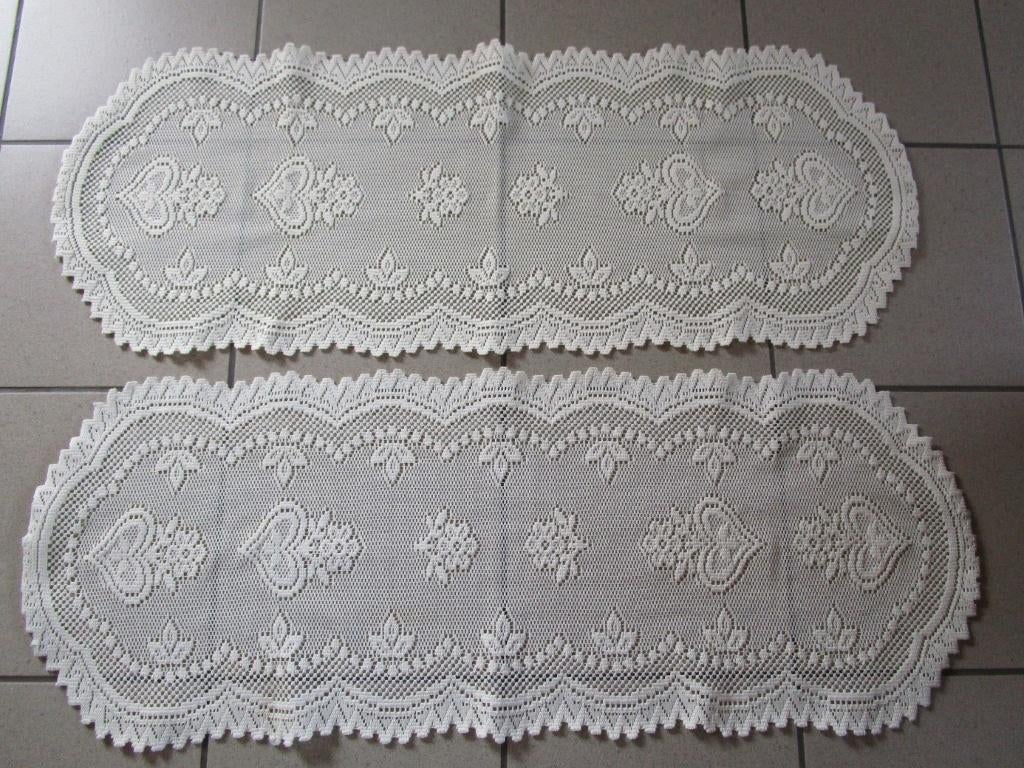 Chemin de table/ napperon crocheté 103x49cm (2 pièces), Antiquités & Art, Enlèvement ou Envoi