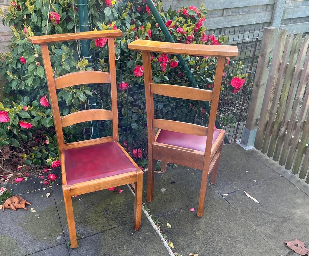 Twee kerkstoelen, Ophalen