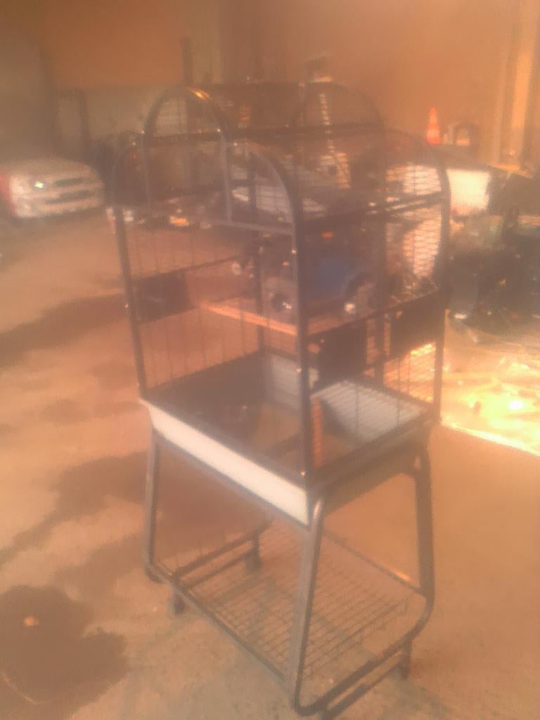 Grote vogelkooi op staander met wieltjes, Ophalen, Gebruikt, Metaal, Vogelkooi