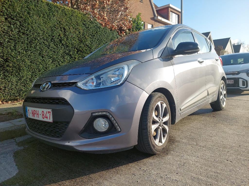 Hyundai i10 Sky 1.2 MT5 benzine, Voorwielaandrijving, 4 cilinders, Leder en Stof, 5 deurs