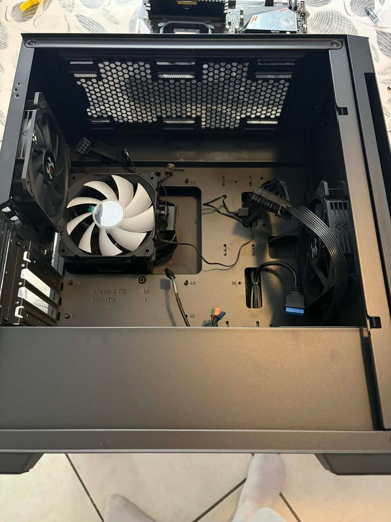 Composent pc gamer boitier gamer juste pas de ssd, Computers en Software, Computerbehuizingen, Ophalen, Zo goed als nieuw