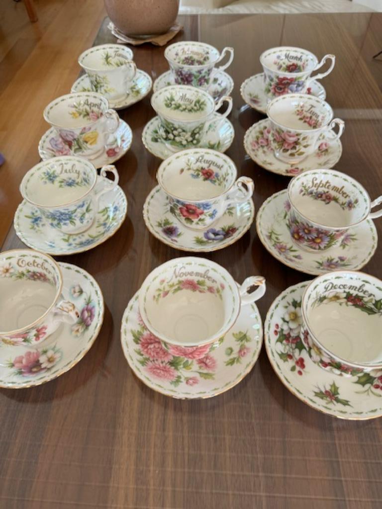 12 tasses et soucoupes Royal Albert Flowers of the Month, Enlèvement ou Envoi, Comme neuf, Autres styles, Porcelaine