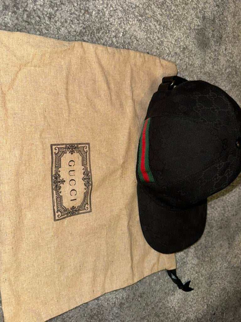 Gucci pet, Enlèvement, Casquette