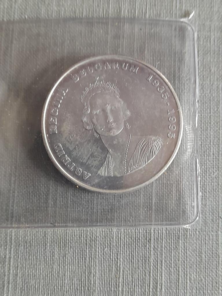 Munt van 250 FB Drietalige Koningin Astrid 1935 1995, Postzegels en Munten, Ophalen of Verzenden
