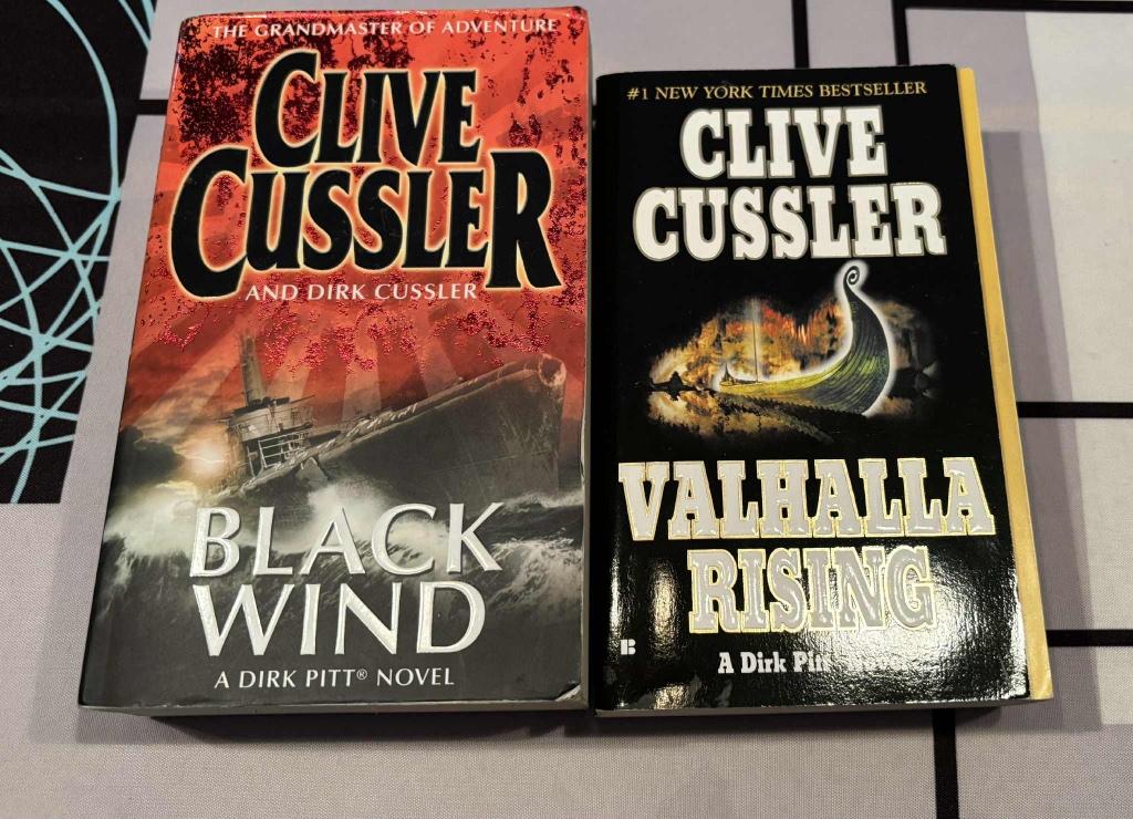 Lot de 2 Livres en anglais Clive Cussler, Livres, Clive cussler, Enlèvement ou Envoi, Fiction, Comme neuf