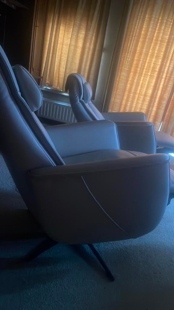 Twee elektrische (sta-op) relaxzetels, Enlèvement, Comme neuf, Cuir