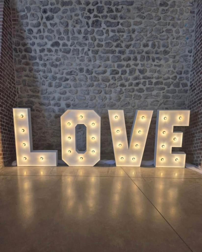 Lettres lumineuses LOVE - Décoration (Location ou Achat), Maison & Meubles, Accessoires pour la Maison | Décorations murale, Comme neuf
