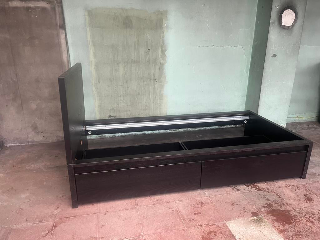 Bed - Ikea - met schuiven onderaan, Huis en Inrichting, Slaapkamer | Bedden, Ophalen, Zo goed als nieuw, Bruin