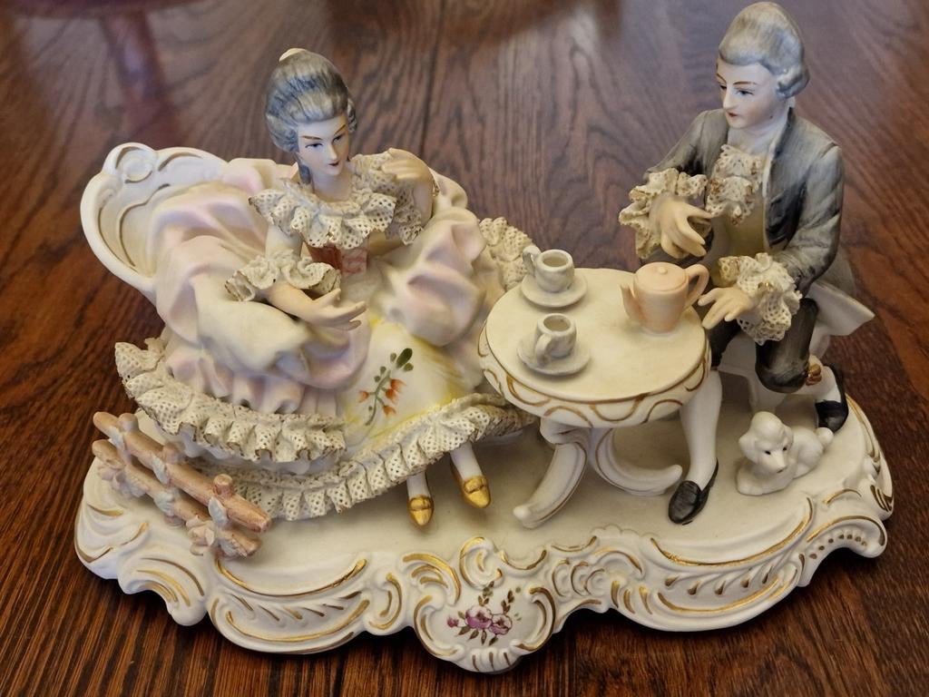 Biscuit kopel aristocraten met thee, Antiek en Kunst, Antiek | Porselein, Ophalen