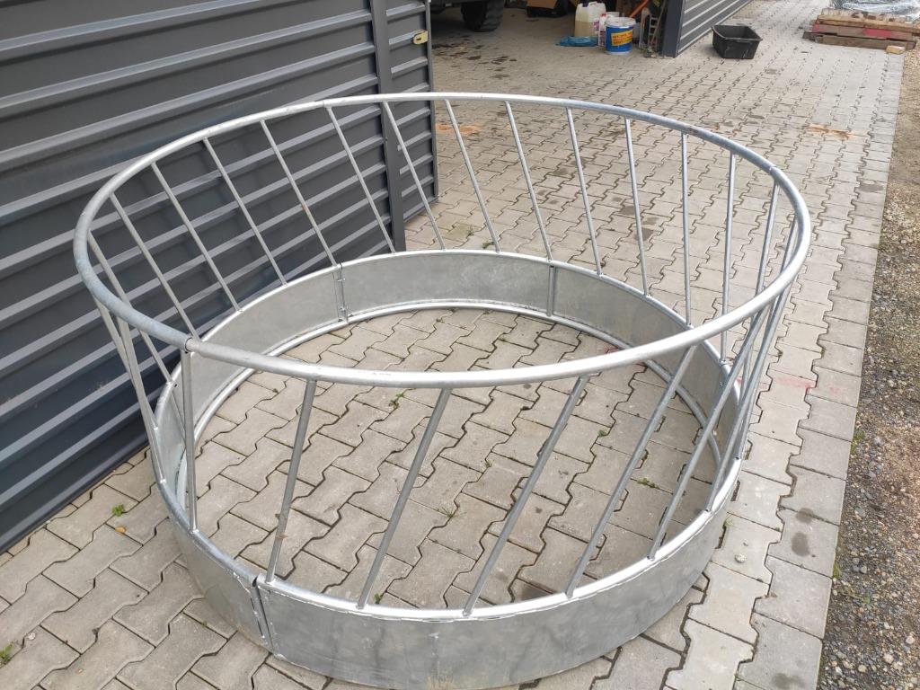 Râtelier circulaire à barres obliques pour ovins