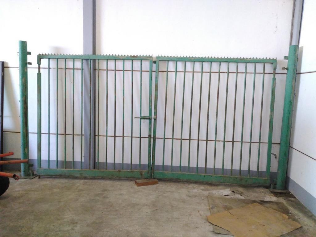 Ijzeren hek uit twee stukken, Ophalen