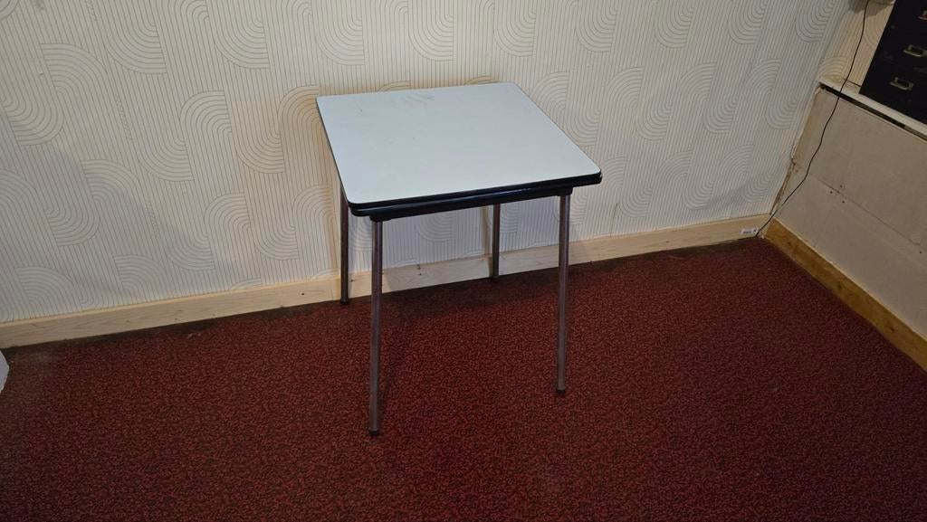ancienne table en formica vintage couleur bleu pliant 60x60v, Maison & Meubles, Enlèvement ou Envoi
