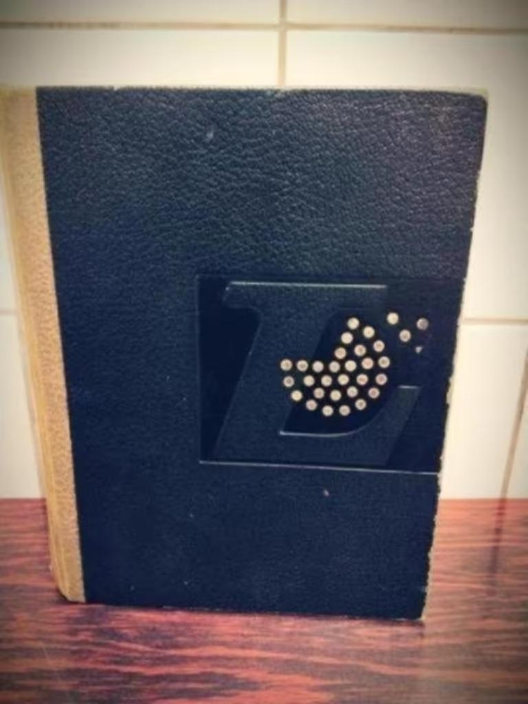 DICTIONNAIRE "PETIT LAROUSSE EN COULEURS", Livres, Enlèvement, Utilisé