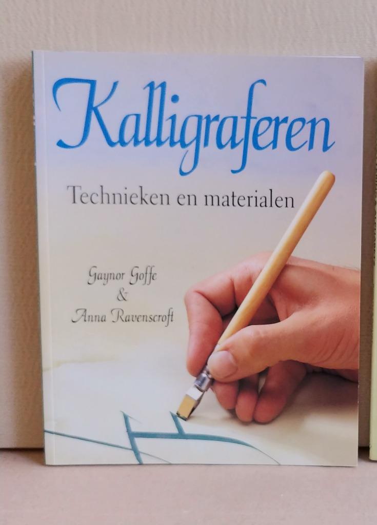 Kalligrafie - initiaal boekjes, Hobby en Vrije tijd, Ophalen of Verzenden, Zo goed als nieuw, Boek of Gids