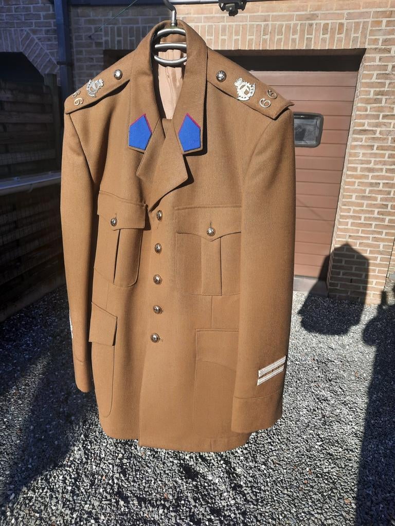 Volledig militair kostuum met insignes, Collections, Enlèvement