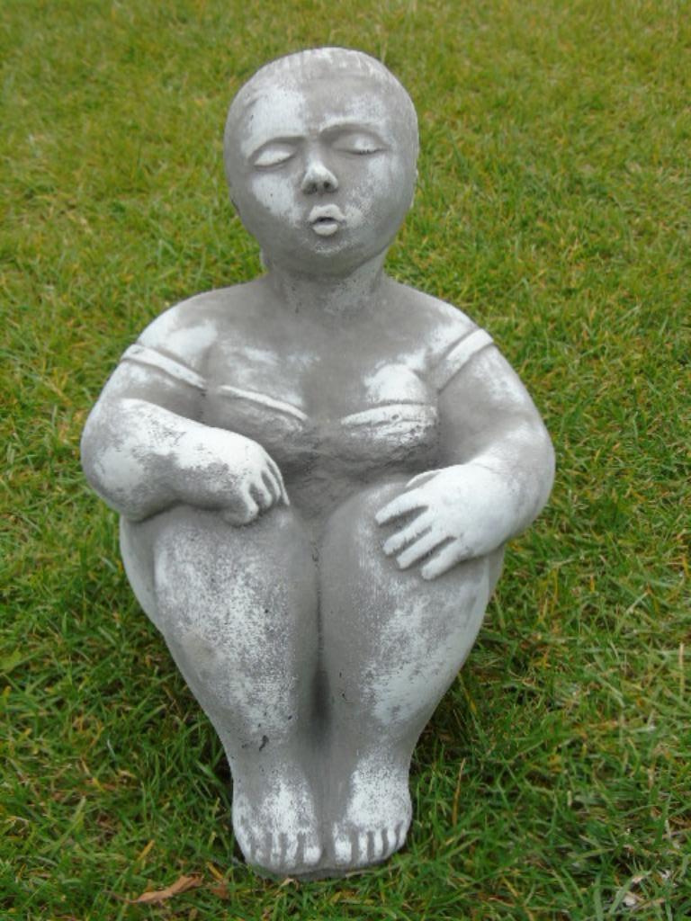 femme assise en maillot en pierre pat , super prix !, Enlèvement, Neuf, Pierre, Homme