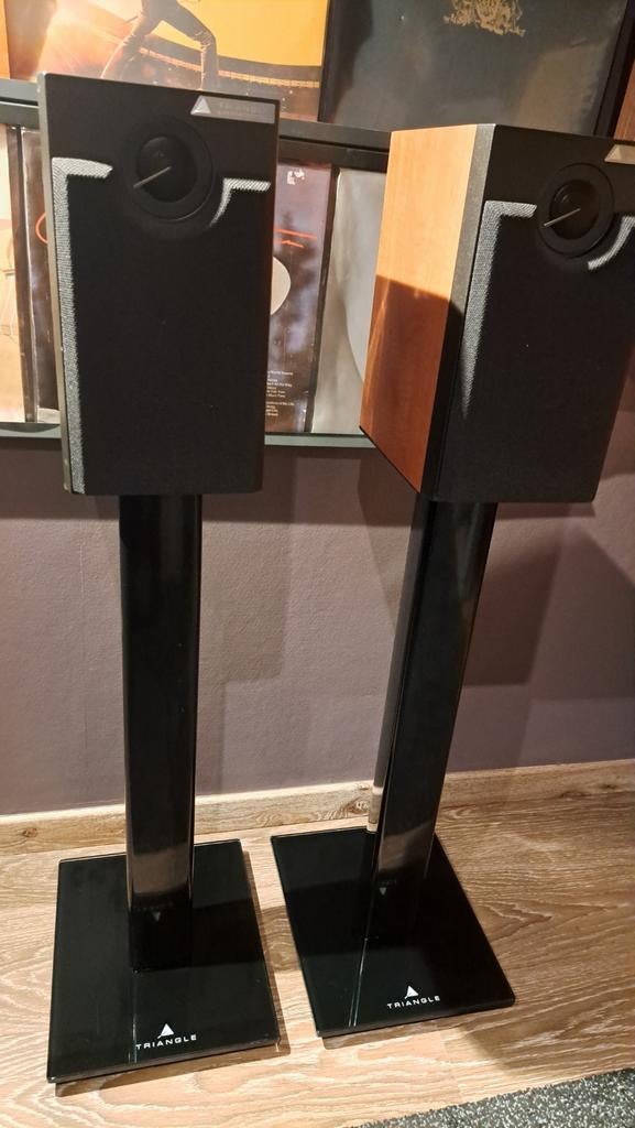 Triangle bookshelfs met originele stands ., TV, Hi-fi & Vidéo, Enlèvement