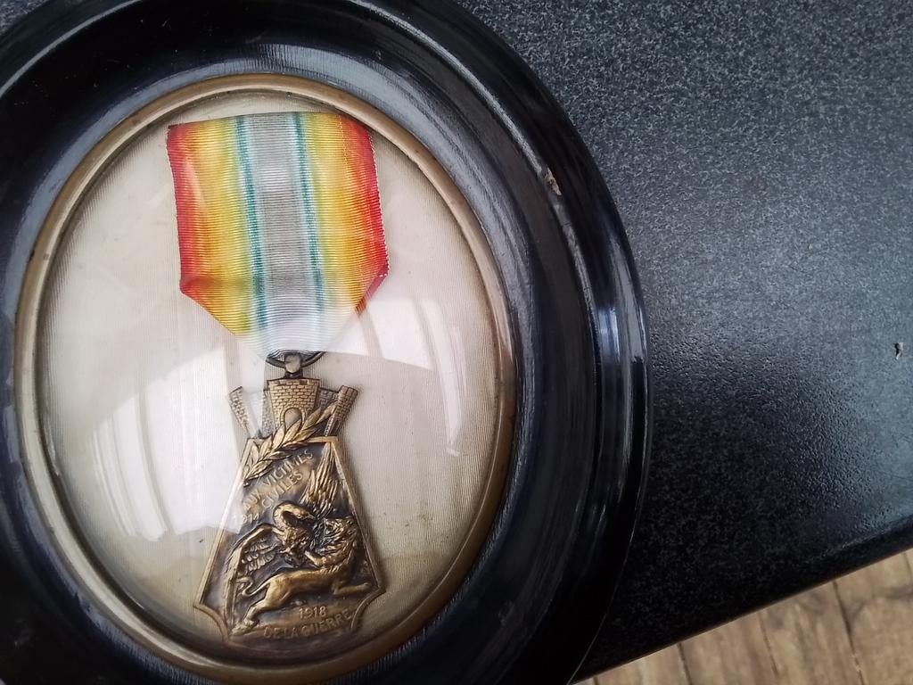 Unieke zeldzame ww1 medaille in bol glas kadertje, Verzamelen, Ophalen of Verzenden