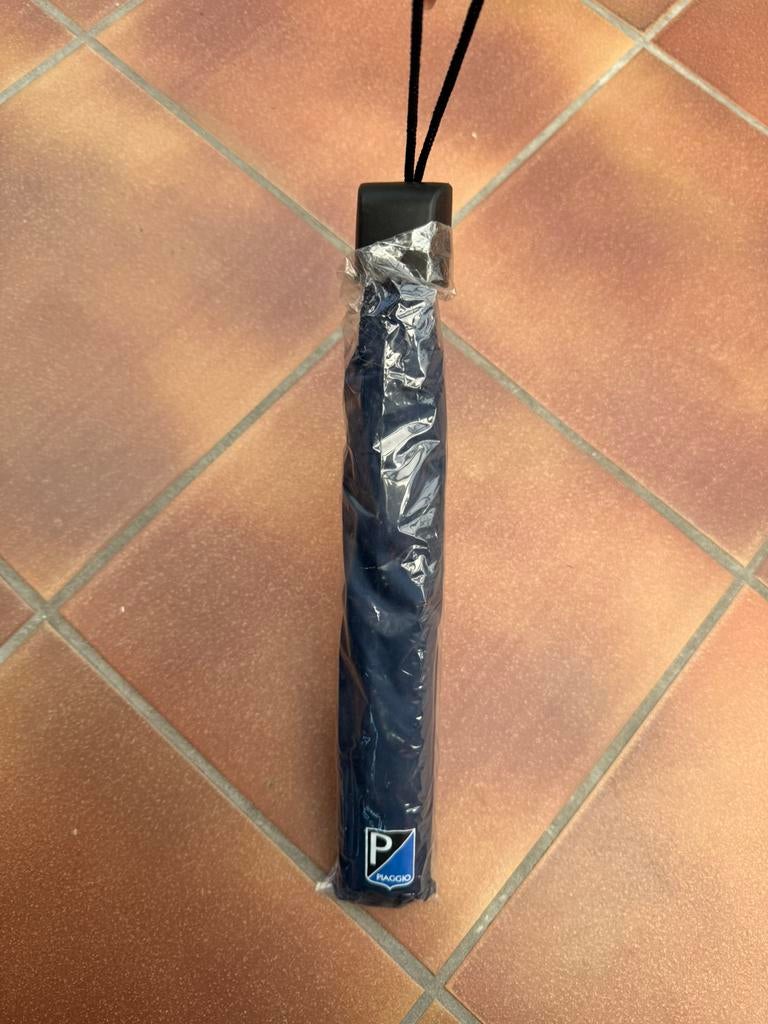 Vouw regenscherm Piaggio nieuw, Bijoux, Sacs & Beauté, Parapluies, Enlèvement ou Envoi, Neuf