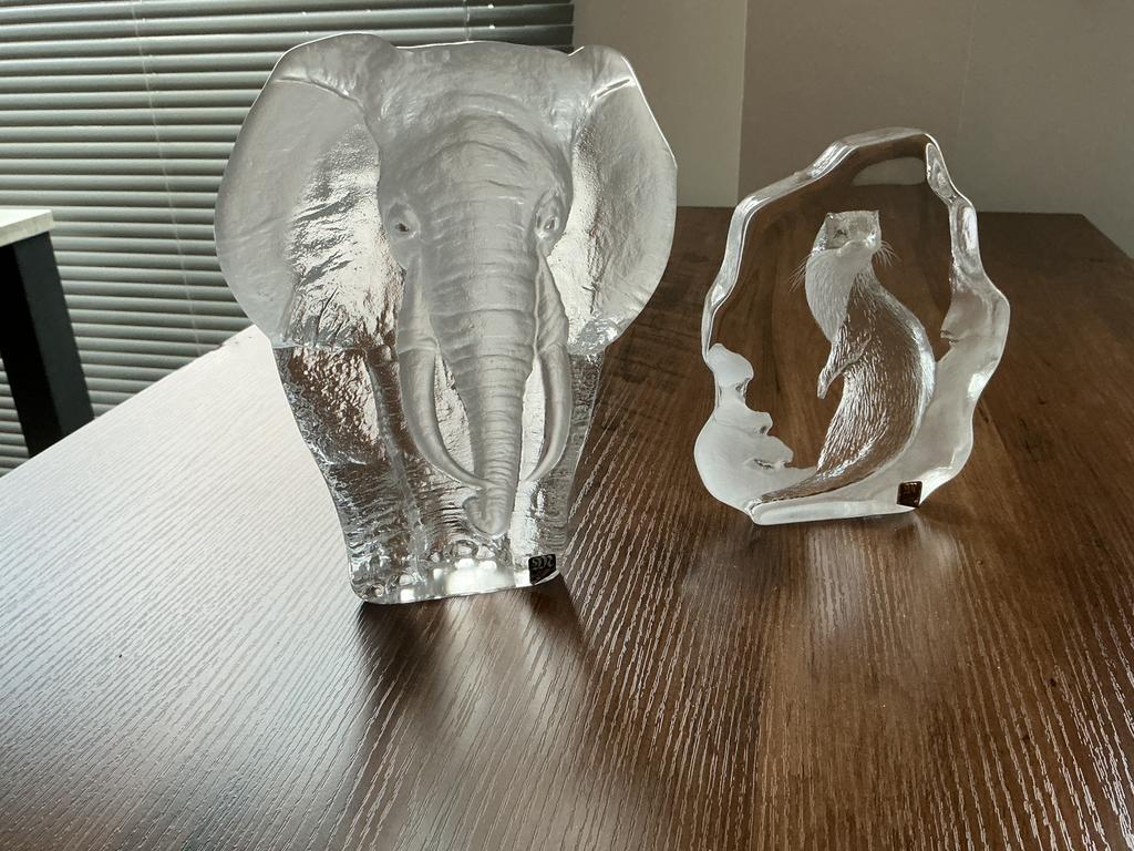 Kristallen sculptuur van een olifant en olifant, Ophalen