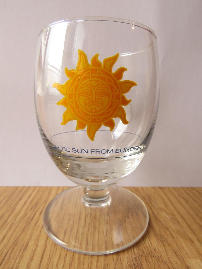 Ricard verre ballon motif celtic sun from europe, Verzamelen, Glas en Drinkglazen, Zo goed als nieuw, Overige typen, Ophalen of Verzenden