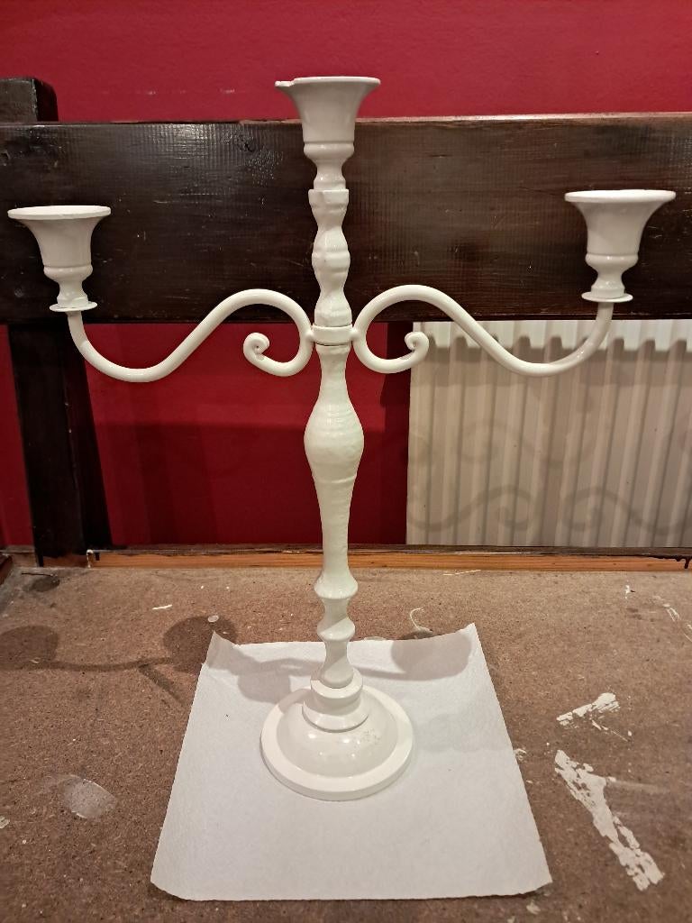 Un chandelier -- bougeoir à trois (3) branches en métal., Maison & Meubles, Accessoires pour la Maison | Bougeoirs & Bougies, Chandelier