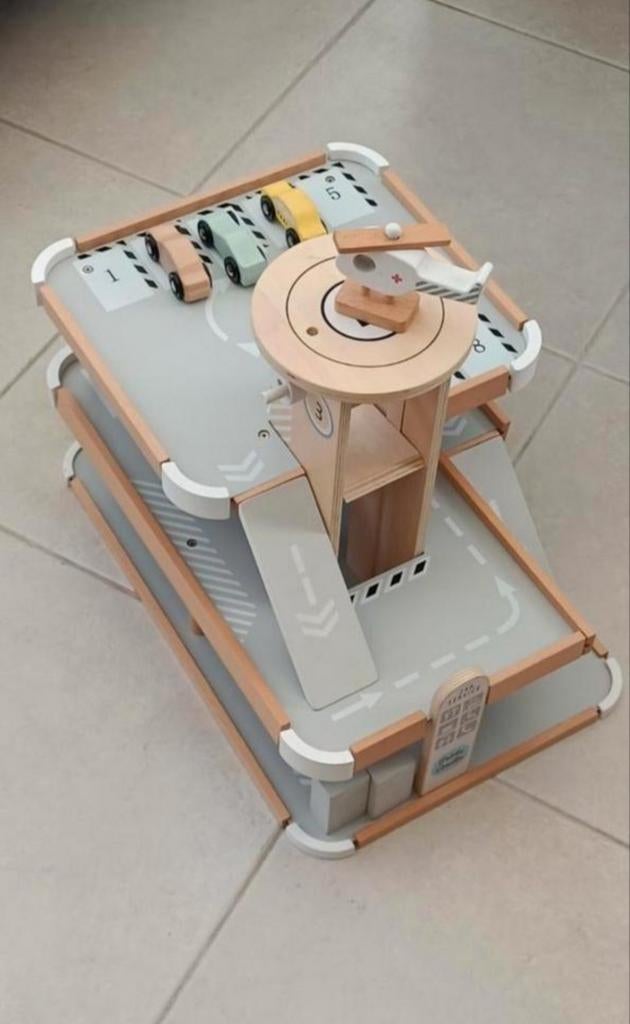 Petite Amelie houten parkeergarage met helicopterplatform, Enlèvement