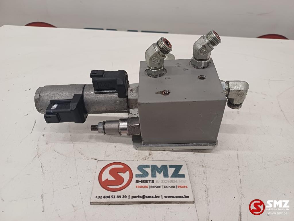 Solenoid valve + press reduction Caterpillar, Articles professionnels, Machines & Construction | Pièces
