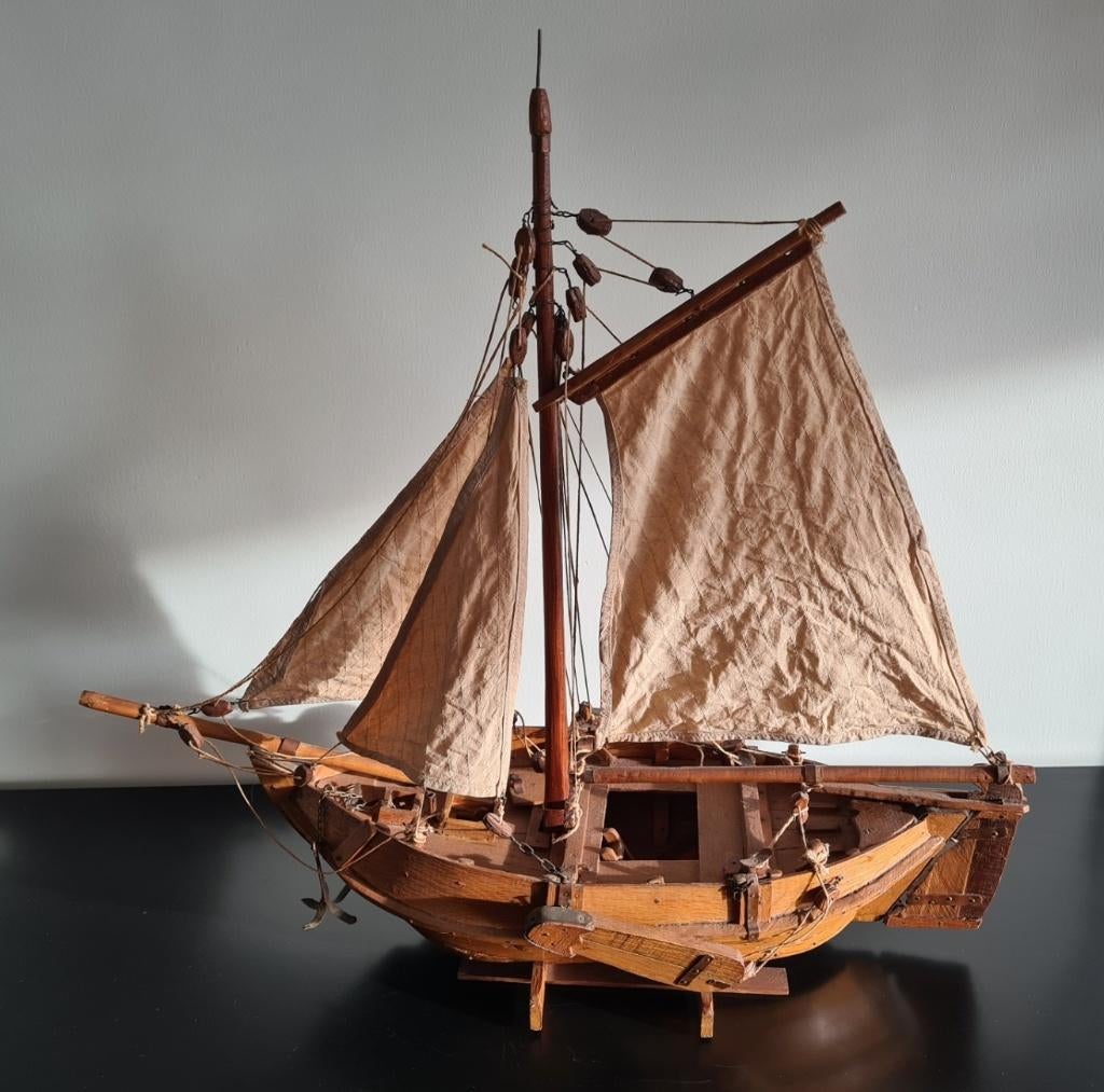 Decoratief houten scheepsmodel, vissersboot, Ophalen
