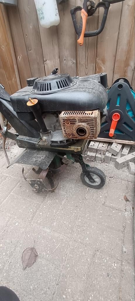 Tiller avec quelques travaux sur, Enlèvement