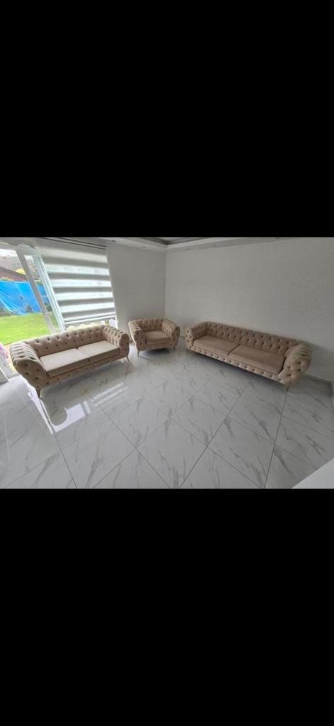 Moderne bank in de woonkamer, Huis en Inrichting, Ophalen