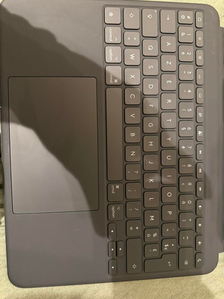 Logitech Combo Touch Apple iPad Pro 13 inches AZERTY, Computers en Software, Tablet-hoezen, Ophalen, Zo goed als nieuw