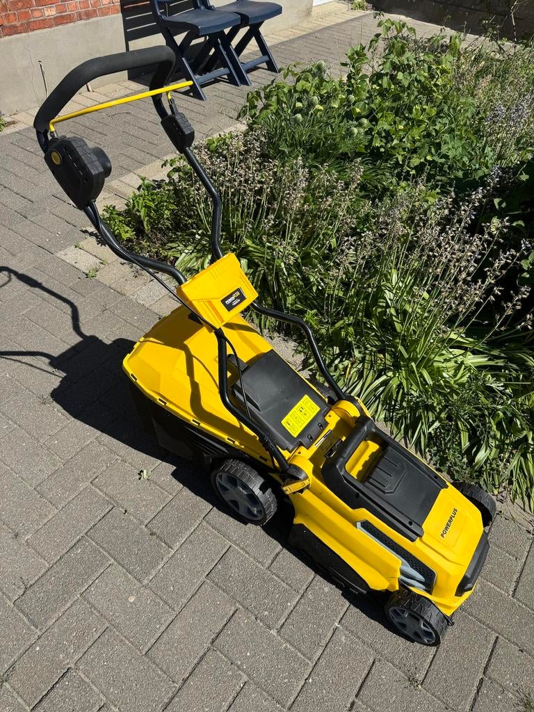 Grasmaaier POWERPLUS 1500W met stopcontacr, Ophalen, Zo goed als nieuw