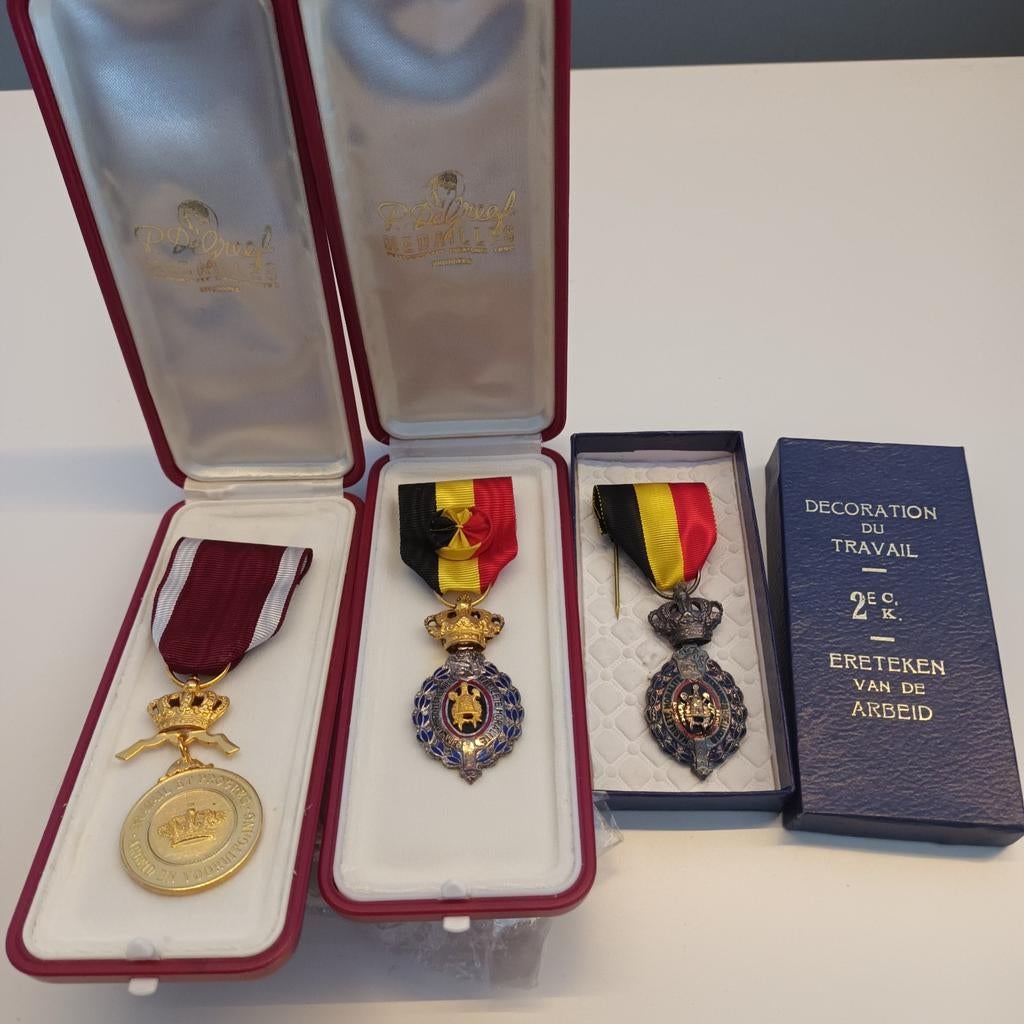 Eretekens medailles 1st en 2e categorie arbeid, Ophalen of Verzenden