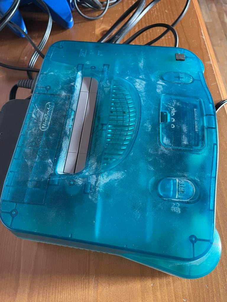 Ancienne  Nintendo 64 avec deux manettes et 4 jeux, Consoles de jeu & Jeux vidéo, Autres couleurs, Enlèvement, Utilisé, Avec jeux