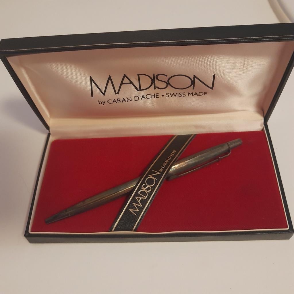 MADISON de CARAN D'ACHE*Stylo à bille *Argenté*Nouveau*, Collections, Neuf, Autres marques, Avec boîte, Stylo à bille
