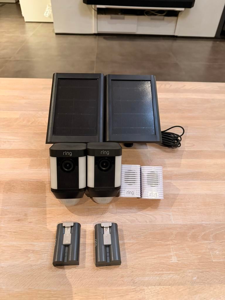 Ring spotlight cameras + zonnepanelen + batterijen + chimes, Ophalen of Verzenden, Gebruikt, Buitencamera