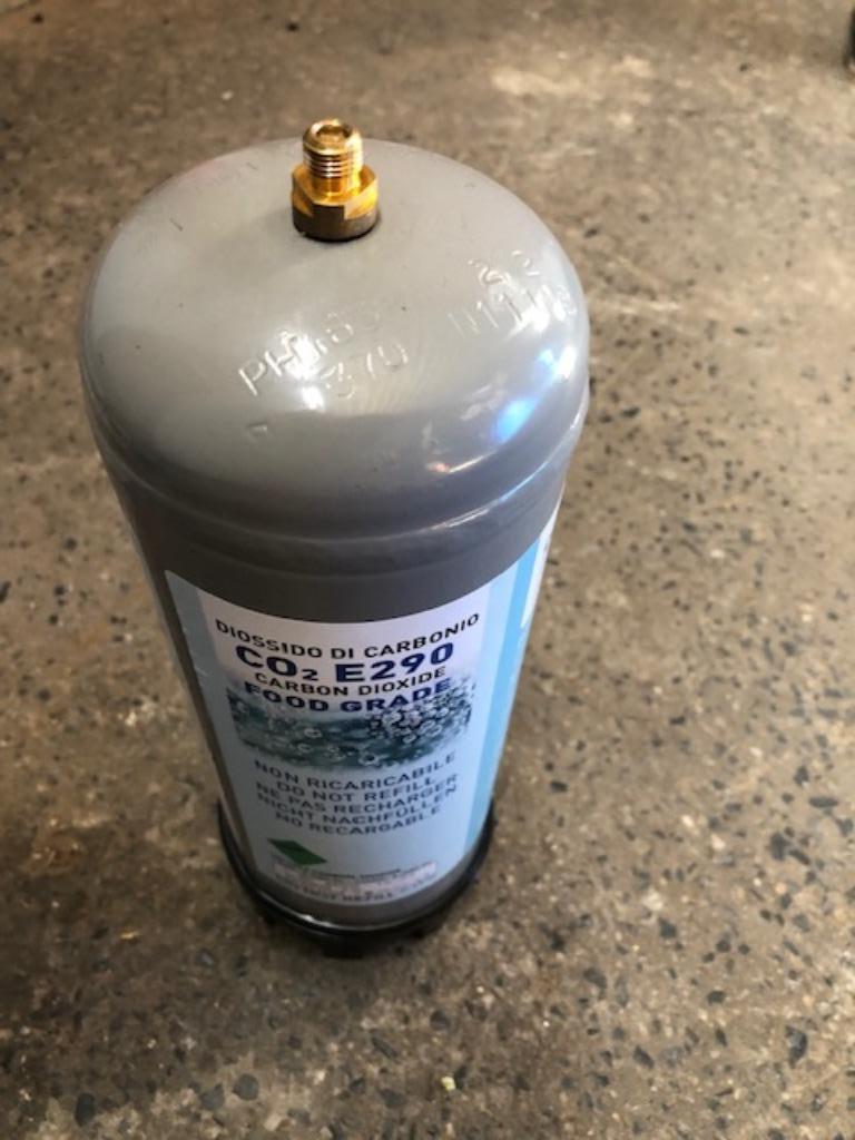 bouteille de gaz vide d'une capacité de 2,2 L et d'une haute, Enlèvement, Utilisé