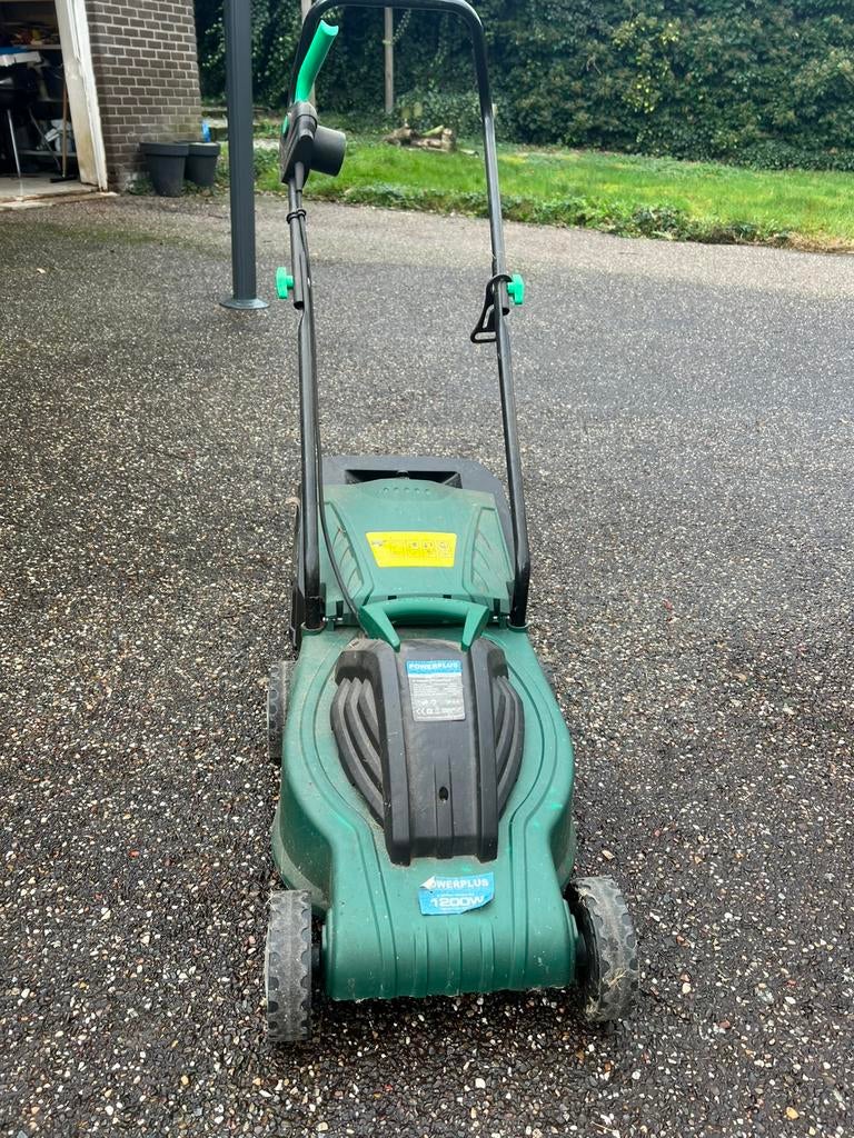 2 grasmaaiers! Grasmaaier 1200w en grasmaaier powerplus, Ophalen, Zo goed als nieuw