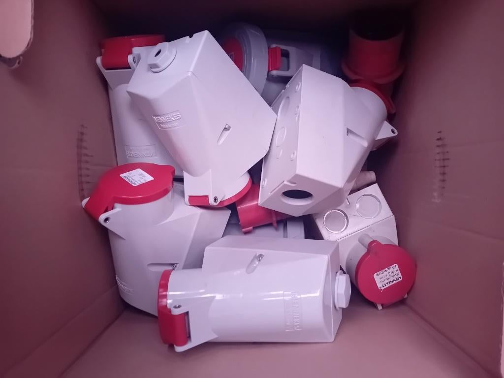 Prises et prises CE, Bricolage & Construction, Électricité & Câbles, Enlèvement ou Envoi, Comme neuf, Interrupteur